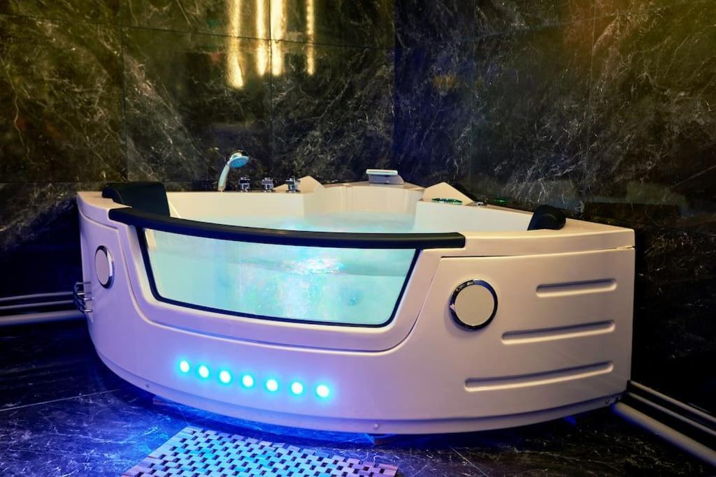Versailles Jacuzzi - Sauna - Rdc 2 エクステリア 写真